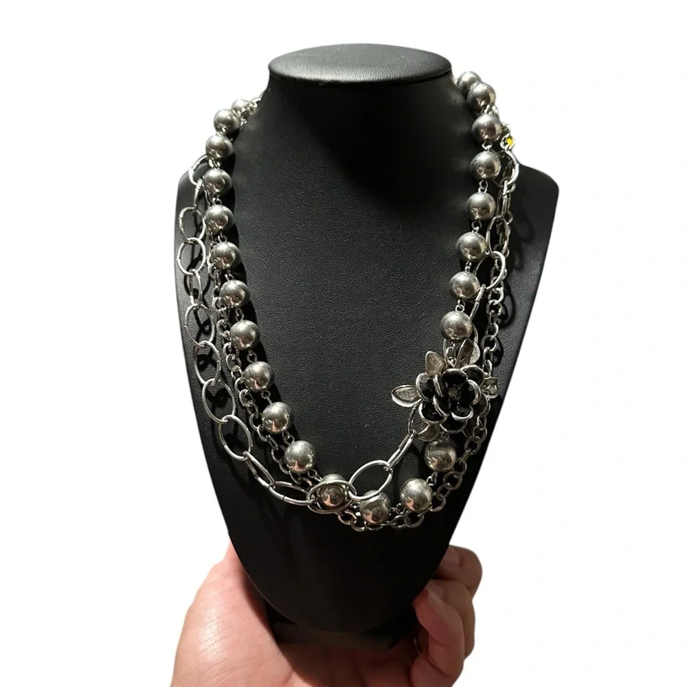 Vintage Elegant Silver Necklace with Floral Accent